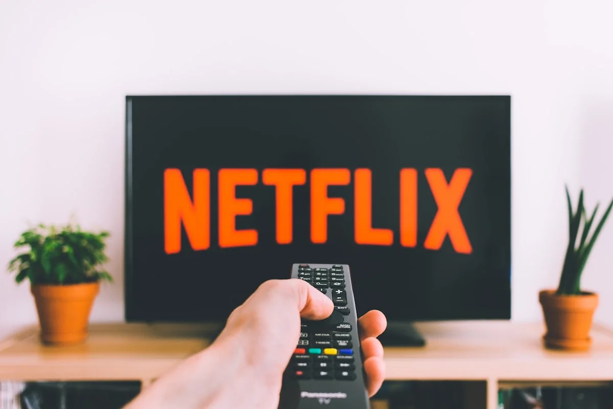 Fjärrkontroll och streaming-enhet bredvid en TV