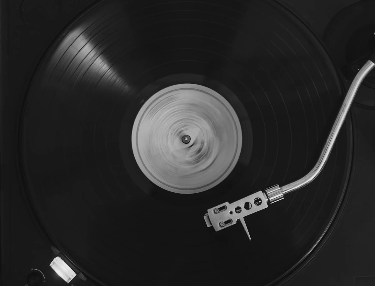 Vinylsamling och skivspelare på träbord i hemmet