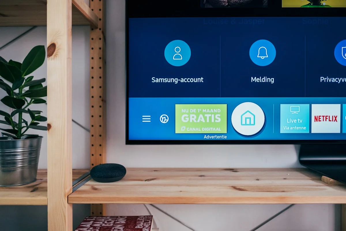 Modern stor TV på väggen i ett ljust vardagsrum