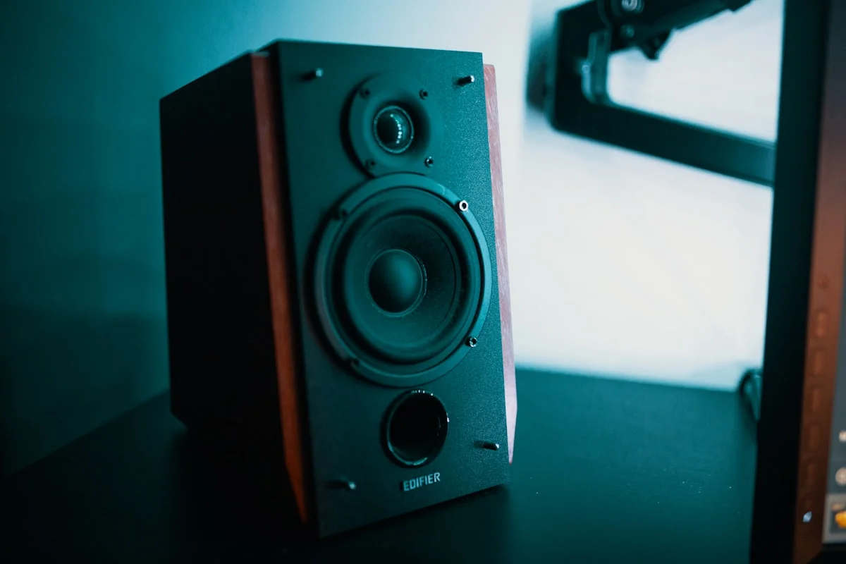 Soundbar monterad under TV – minimalistisk hemmabio