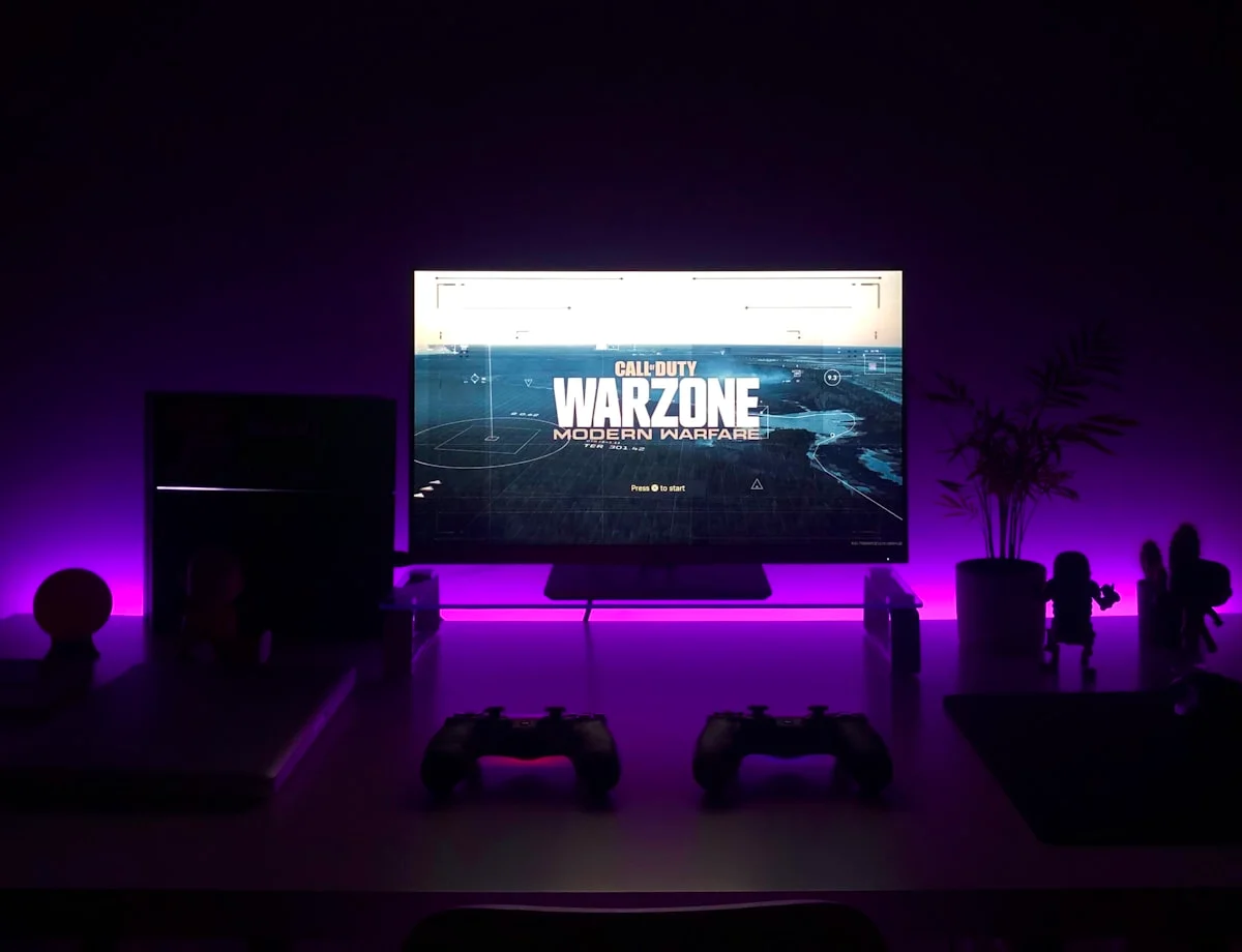 Gaming-PC med synliga komponenter och RGB-belysning