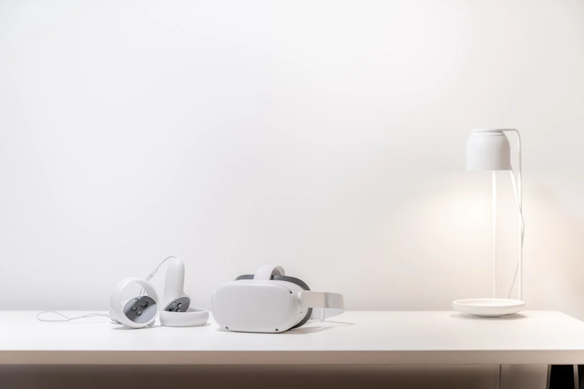 VR-spelupplevelse med handkontroller och immersiv miljö