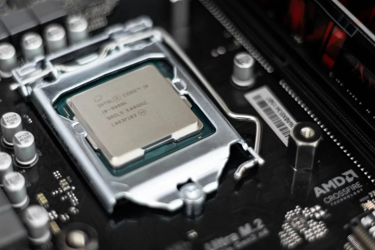 En modern processor monterad på ett moderkort – hjärtat i varje PC-bygge.