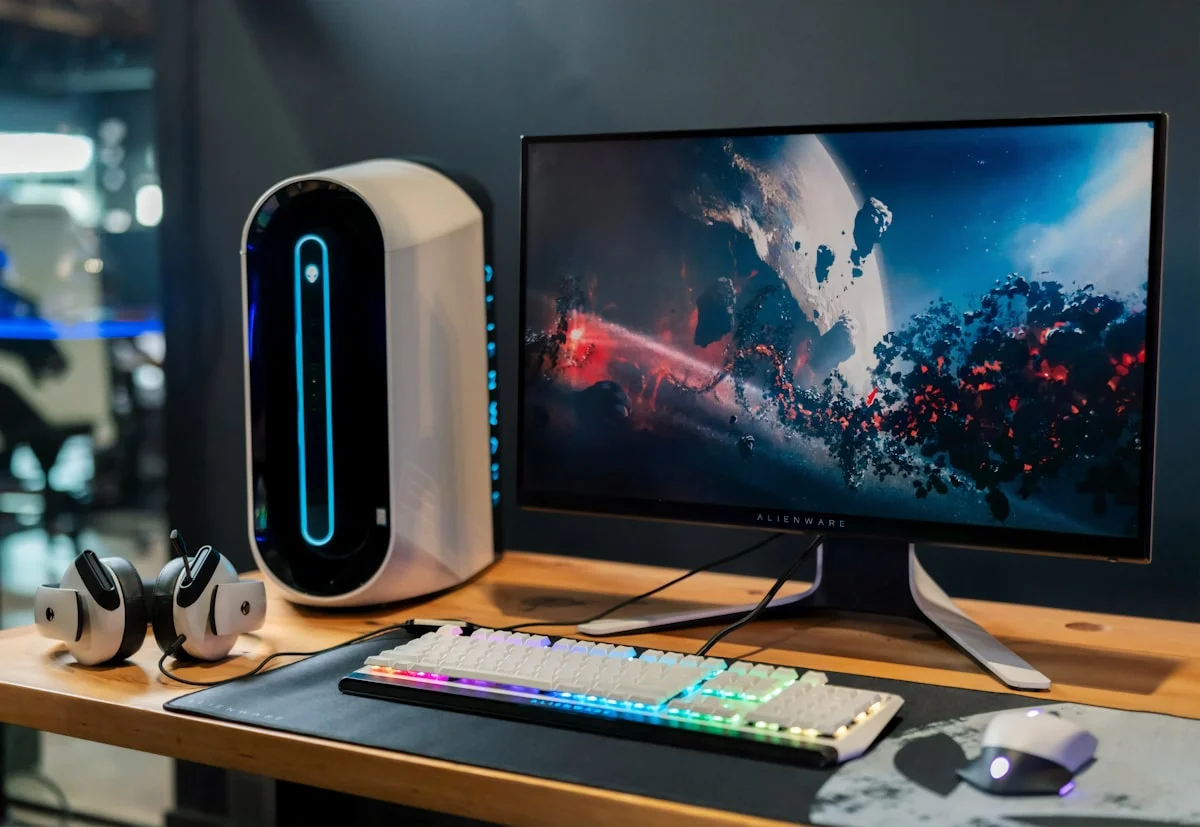 Insidan av ett PC-chassi med organiserad kabelhantering och optimalt luftflöde.