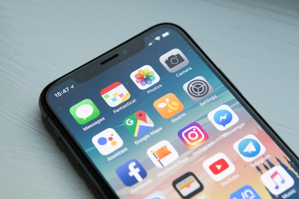 Smartphone som visar 5G-nätverkssymbol med stadsvy i bakgrunden.