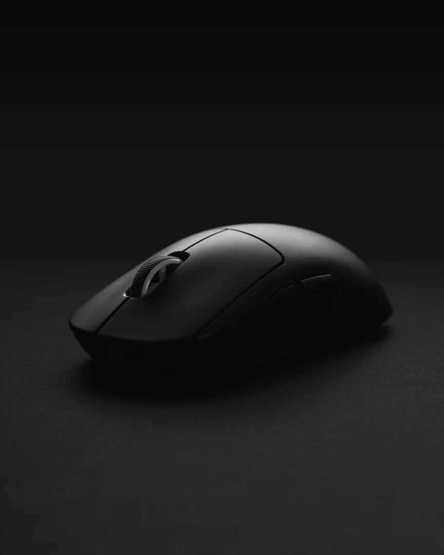 RGB-belyst gaming-mus på en professionell musmatta – precision och stil.