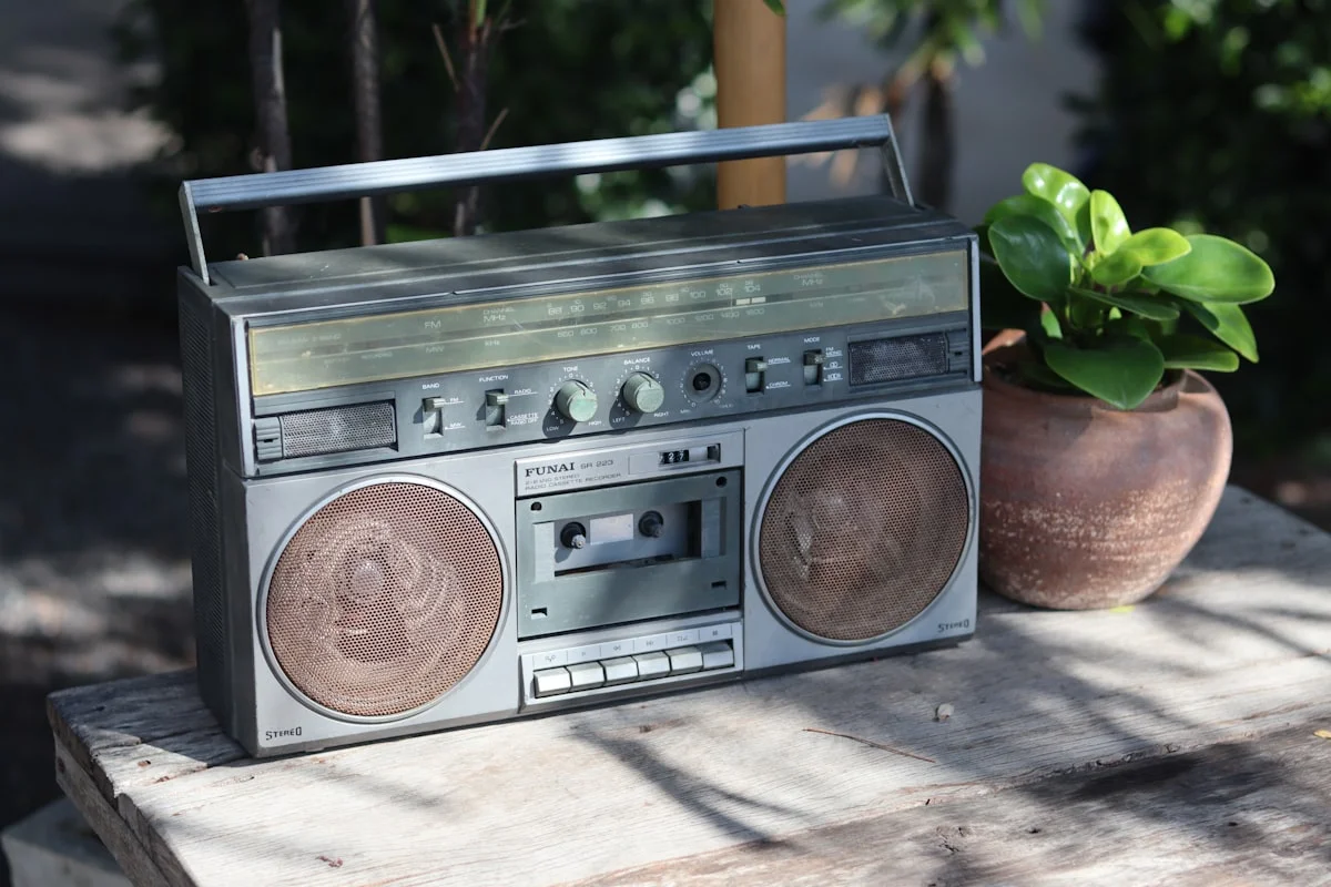 Stilfull DAB+-radio i ett kök med modern design och tydlig display.