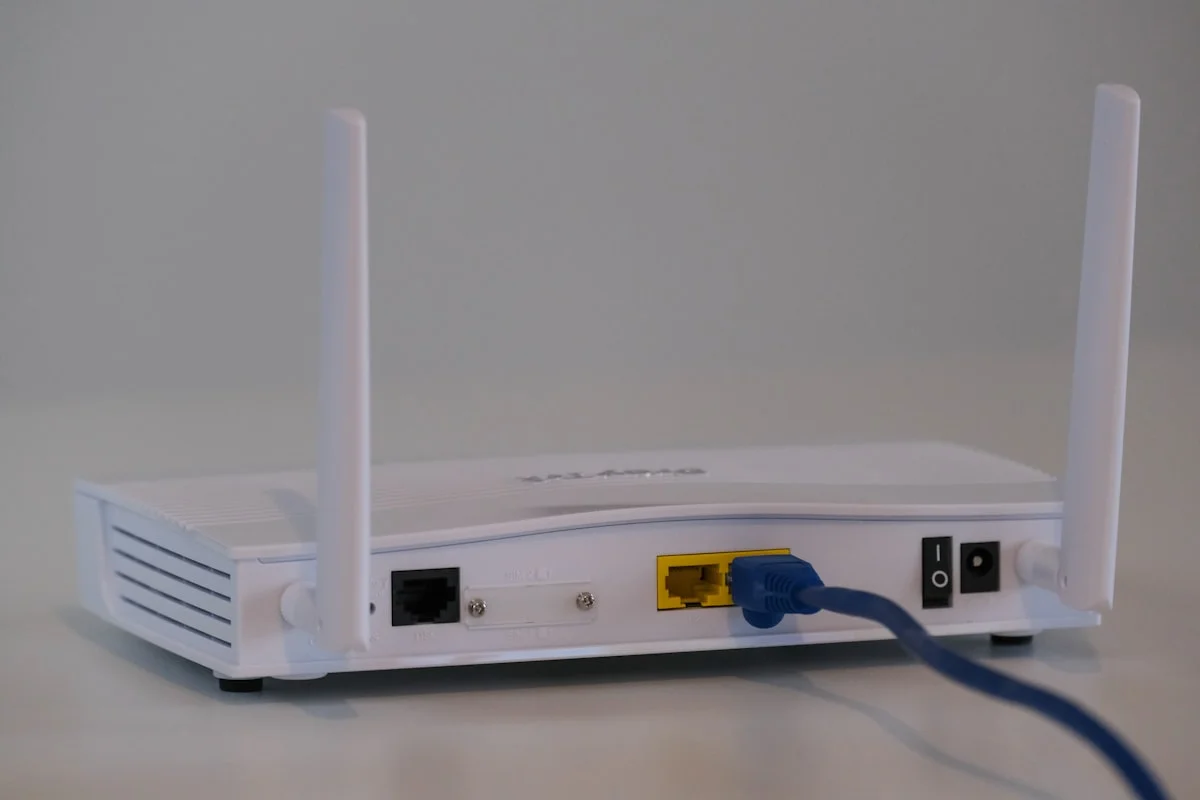 Kompakt 5G-router med SIM-kort ger hela hushållet stabil uppkoppling.