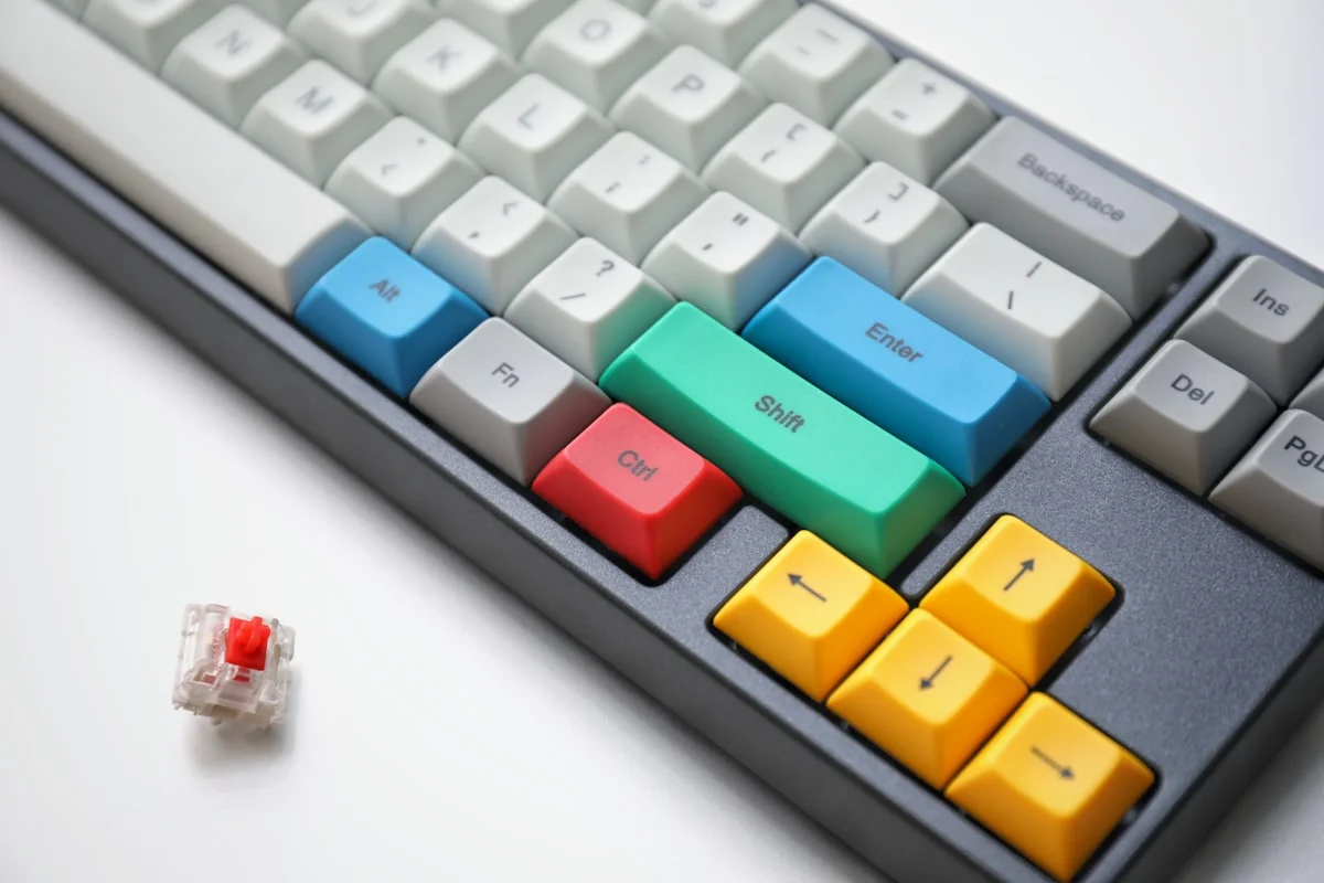 Närbild av mekaniska switchar i ett gaming-tangentbord med RGB-belysning.