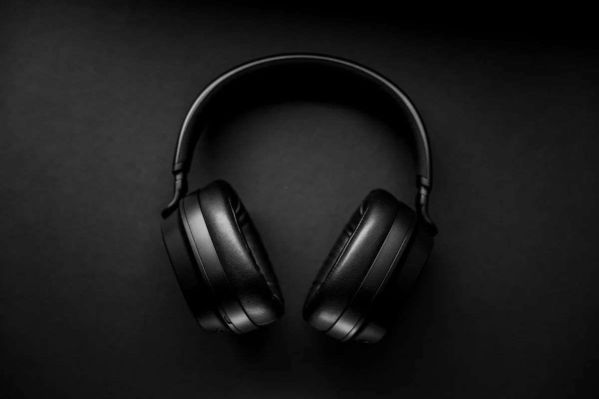 Gaming-headset med bom-mikrofon vid en gaming-setup med RGB-belysning.