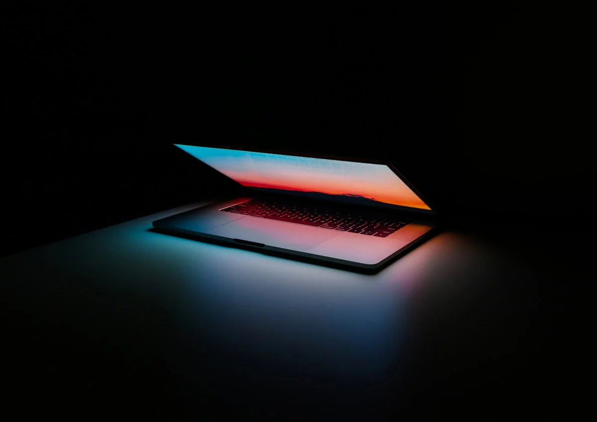 Ultrabook i elegant tunn profil med modern design på ett minimalistiskt skrivbord.