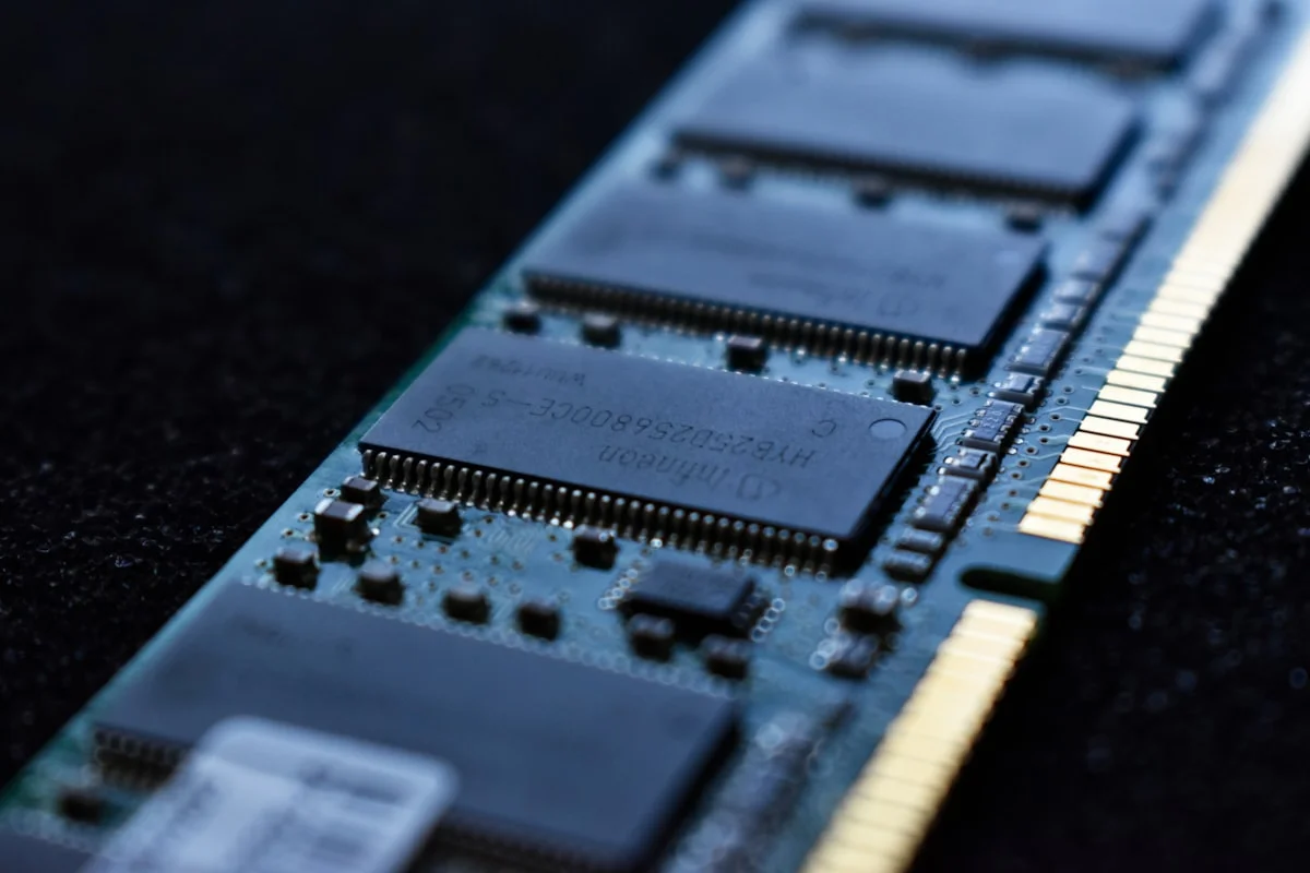 NVMe M.2 SSD-enhet monterad i en M.2-slot på ett moderkort.