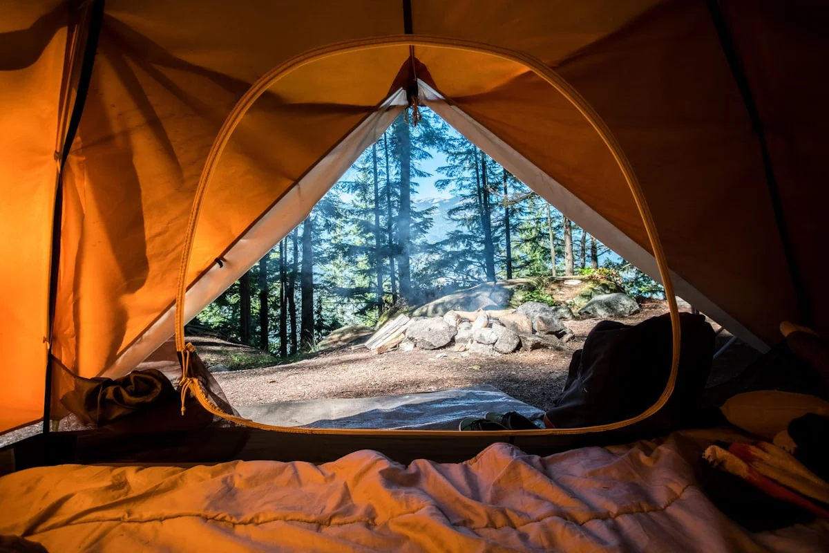 Campingutrustning i naturen – perfekt tillfälle för walkie-talkie-kommunikation.