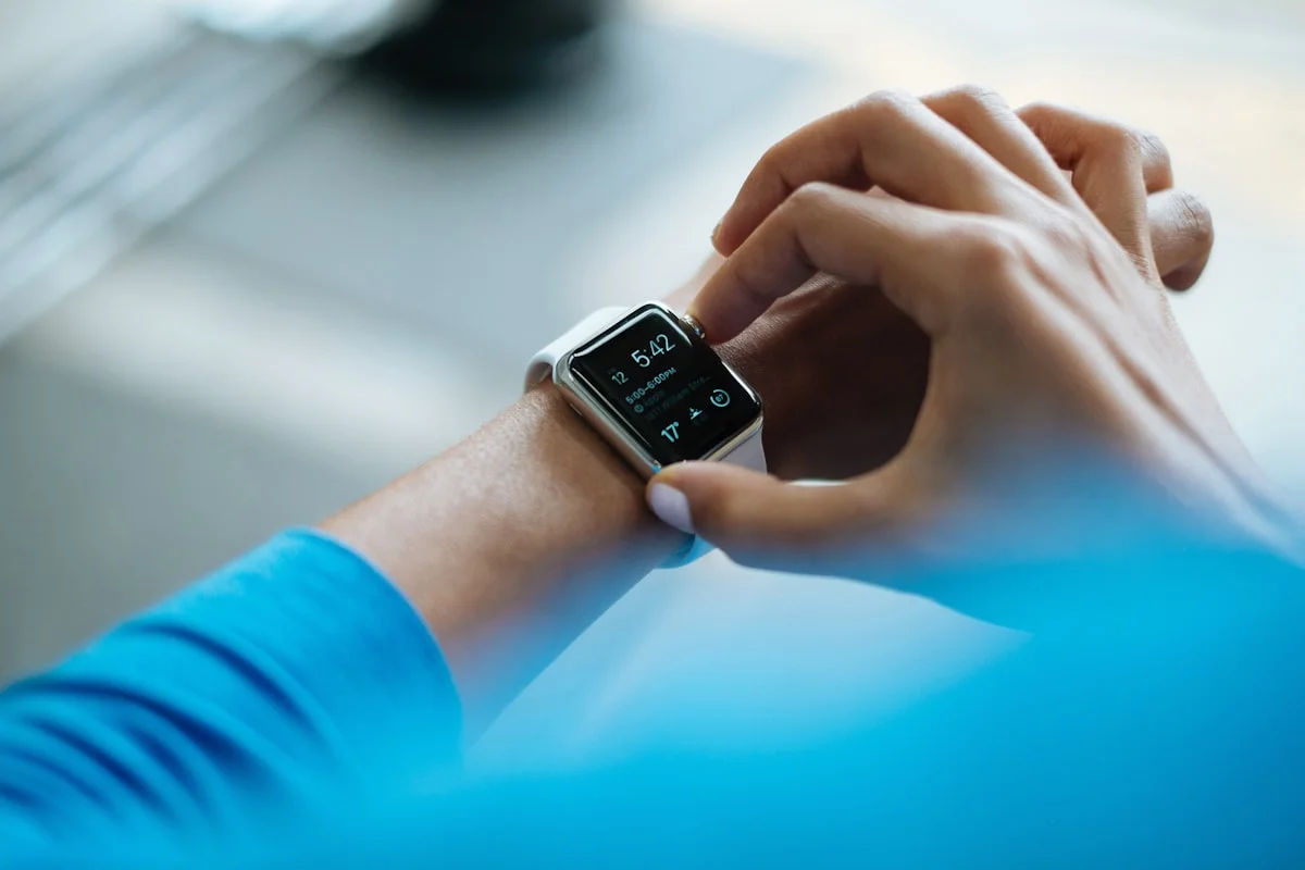 Smartwatch med stilrent armband på en handled – visar klockans mångsidighet.