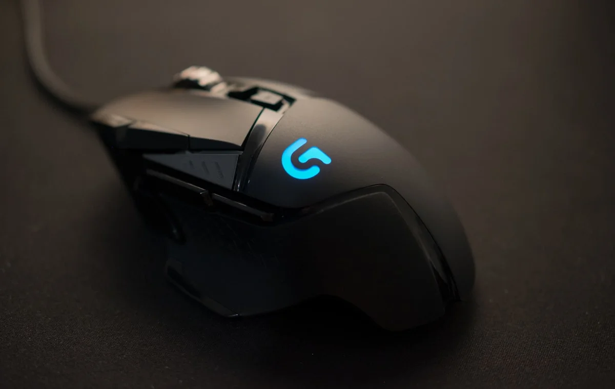 Gaming-mus på en mjuk musmatta med ergonomiskt handledsstöd.